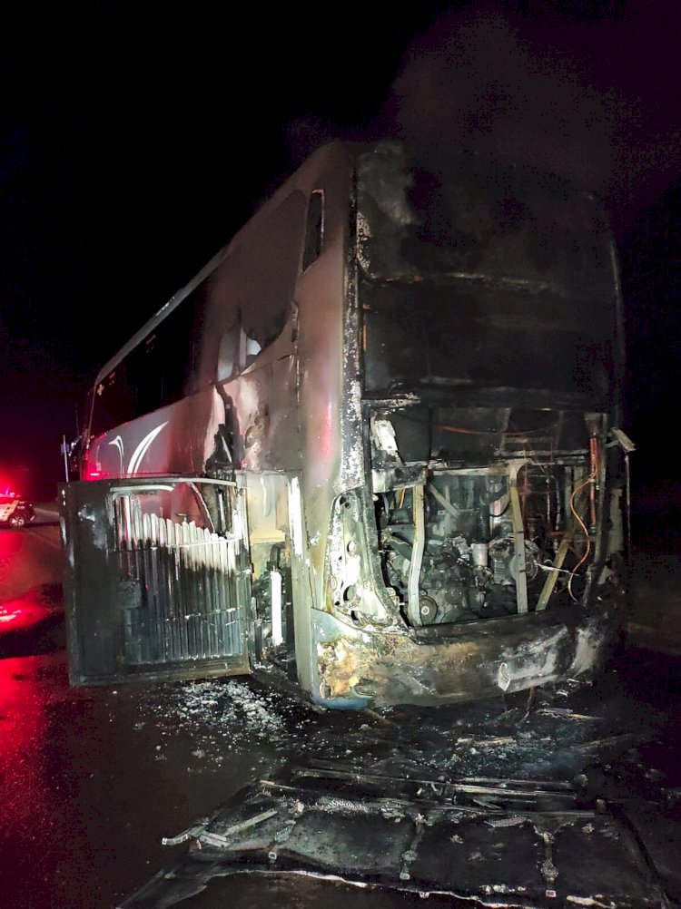 Ônibus pega fogo na BR-158 em Nova Xavantina e 31 passageiros escapam ilesos