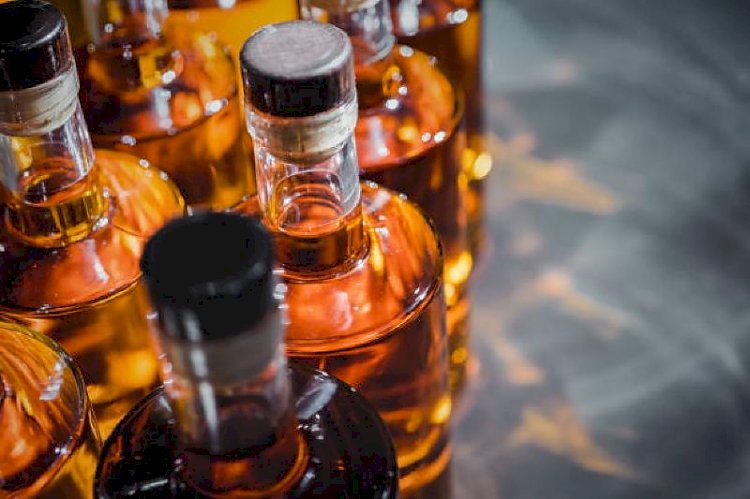 Saúde de Querência rastreia 15 lotes de whisky com metanol e emite alerta de risco durante a Expoquer 2026