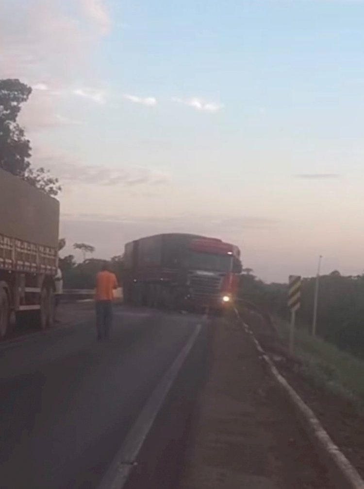 Colisão entre duas carretas provoca susto e interdita parcialmente a BR-158 em Indianópolis