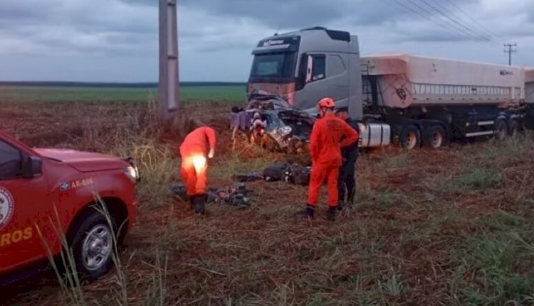 Três pessoas morrem em grave colisão entre caminhão e carro em MT