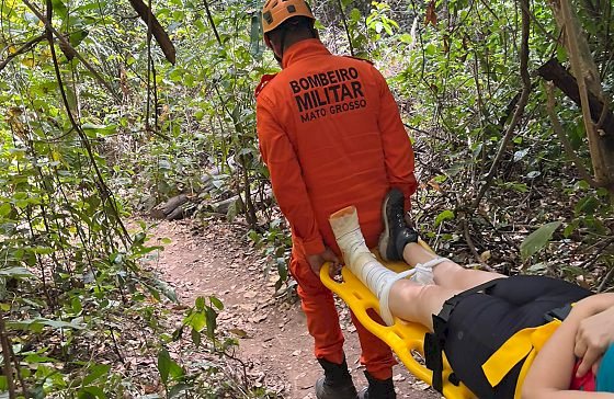Mulher fratura a perna durante trilha e é resgatada pelo Corpo de Bombeiros, em Barra do Garças