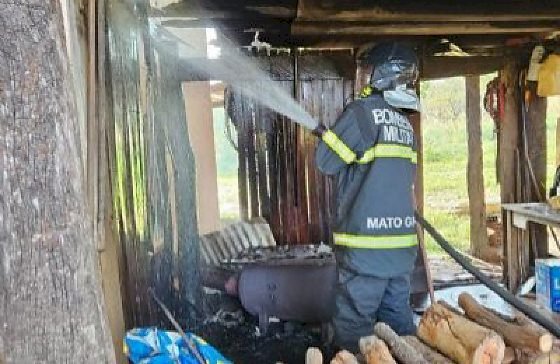 Incêndio atinge estrutura de madeira utilizada para defumação em Água Boa